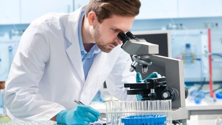 diagnóstico de parásitos humanos bajo un microscopio