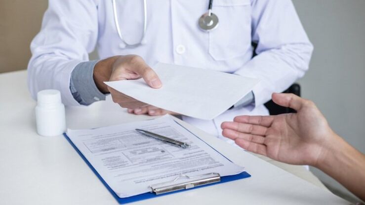 El médico prescribe tratamiento para los parásitos.